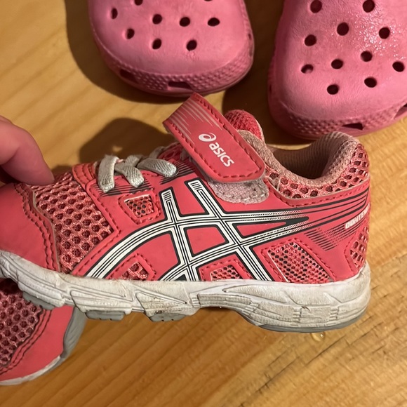 Toddler size 5 shoes - Picture 3 of 3